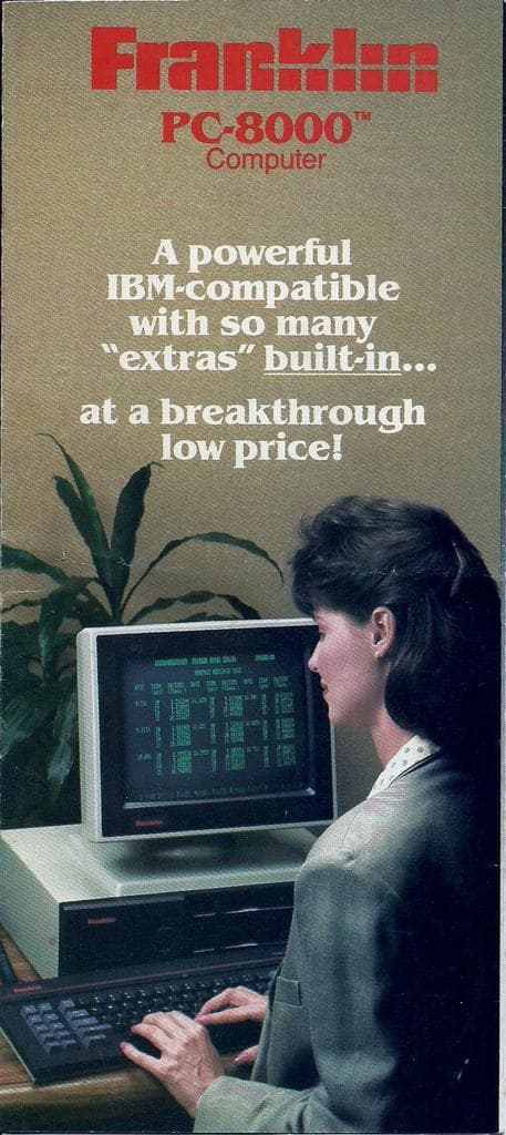 Eine Werbung mit einer Frau, die an einem Schreibtischcomputer arbeitet.