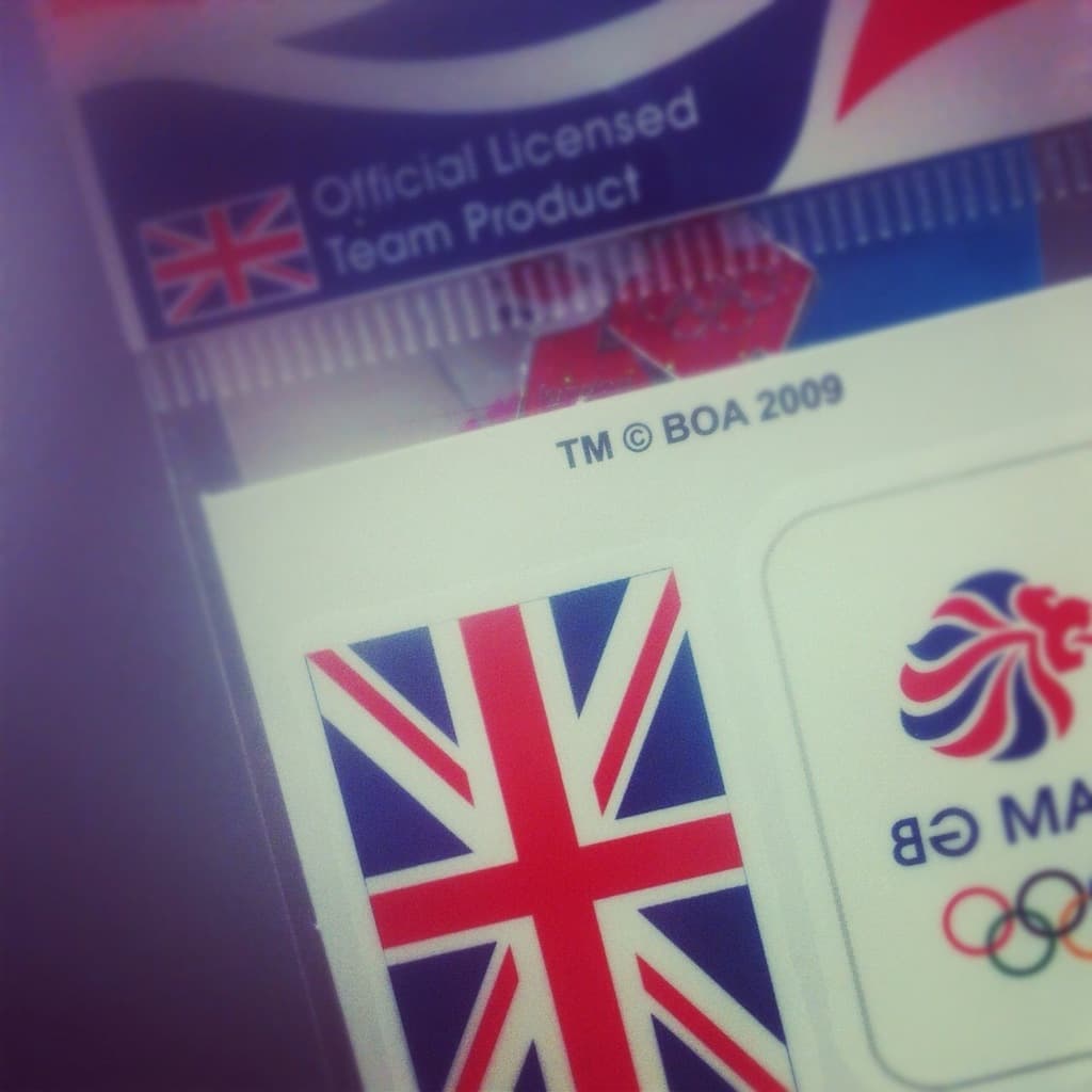 Ein Nahaufnahme eines Personalausweises mit der amerikanischen Flagge und dem Text "Critical Licence" auf der Vorderseite.