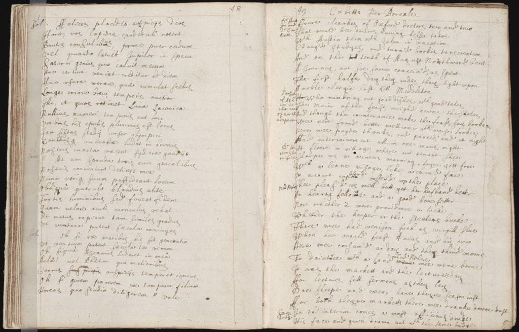 Ein aufgeschlagenes Buch mit Schrift darauf.