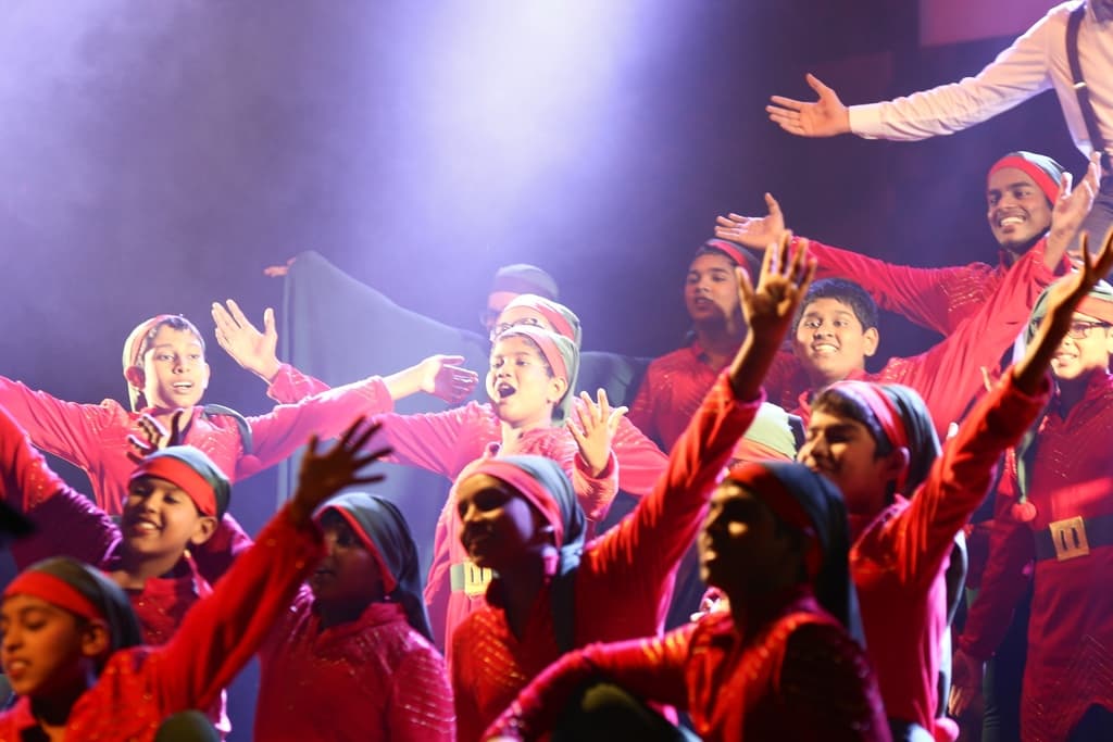 Eine Gruppe von Menschen in Kostümen.