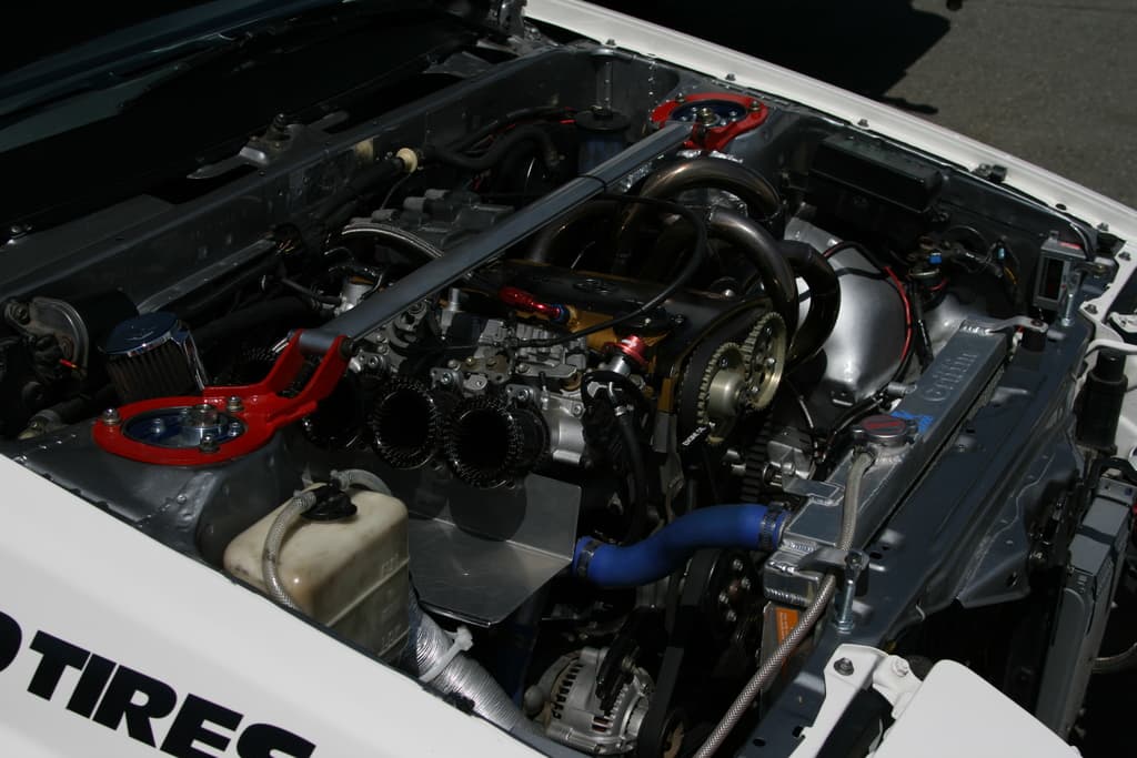 Ein Auto mit sichtbaren Rohren und einer Batterie.