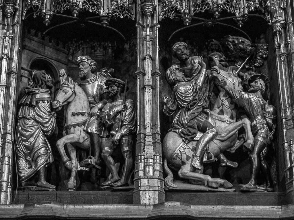 Skulpturen in einer Outdoor-Umgebung ausgestellt.