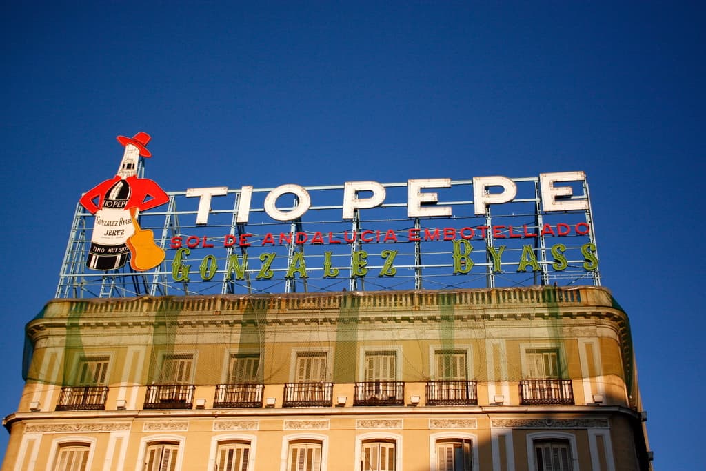 Ein Gebäude mit Netz und Namensschildern, mit dem Himmel im Hintergrund.