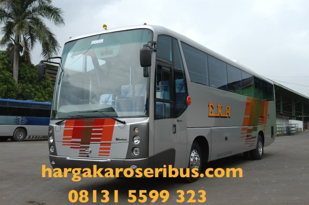 Ein grauer Bus in der Mitte, ein blauer Bus links, Bäume, ein Schuppen rechts, Himmel oben und Kontaktinformationen unten.