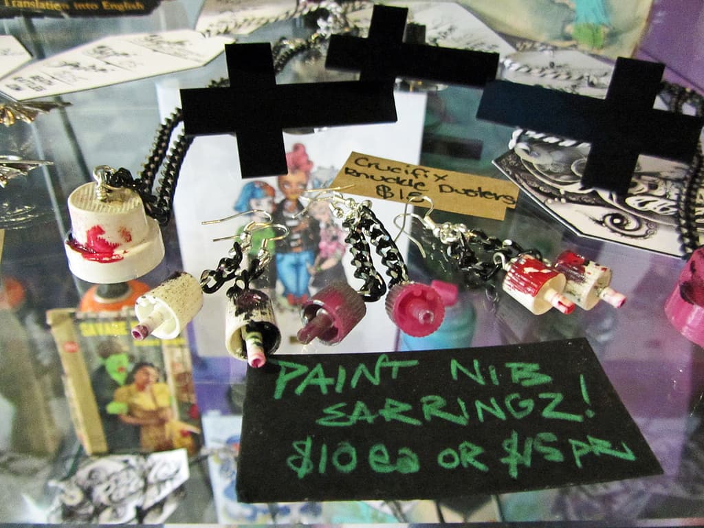 Ein Glas-Tisch mit mehreren Kreuzsymbolen, Papieren und Schlüsselanhängern.