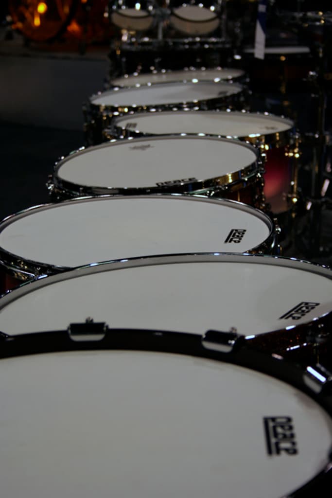 Verschiedene Drogen auf einem Boden verteilt.