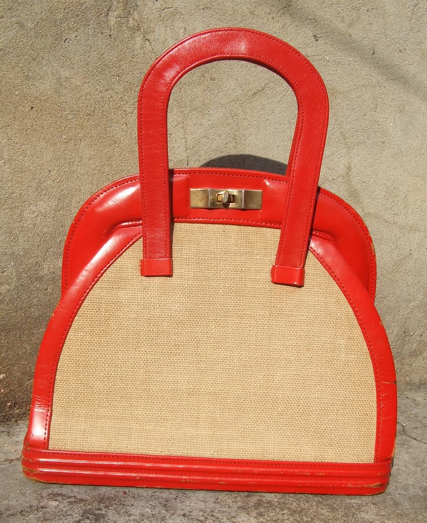 Eine Damenhandtasche, wahrscheinlich aus Leder, mit Klappe und Schulterriemen.