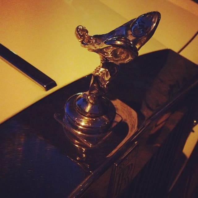 Ein Fahrzeug mit Text und einer Skulptur darauf.