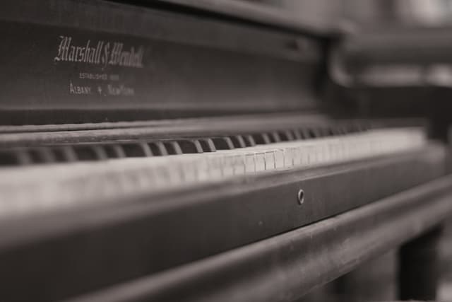 Ein Piano mit gedrucktem Text auf seiner Oberfläche.