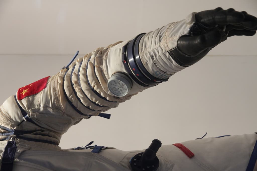 Eine Person mit Handschuhen und einem Meter.