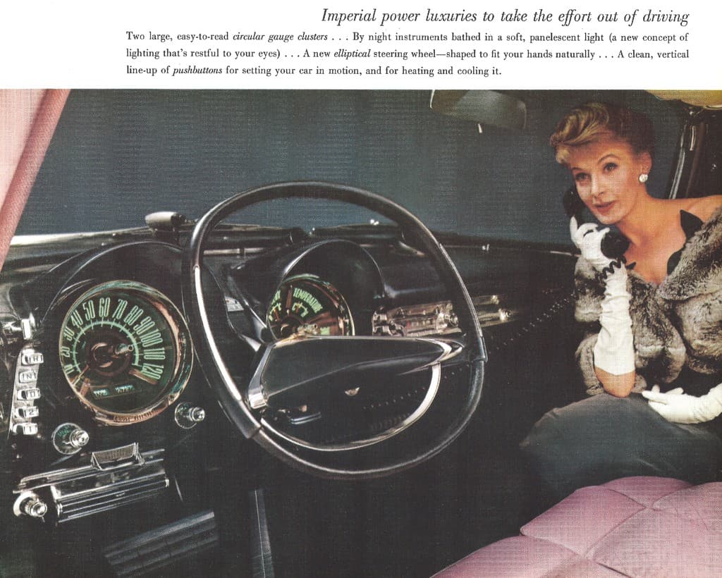 Ein Magazin-Artikel, der das Innere eines Autos mit einem Mädchen auf der rechten Seite zeigt, das mit dem Handy spricht, ein Lenkrad und Tacho in der Mitte und ein Cluster-Panel auf der linken Seite.