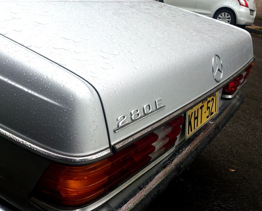 Ein Mercedes-Benz-Fahrzeug fährt auf der Straße neben einem anderen Fahrzeug.