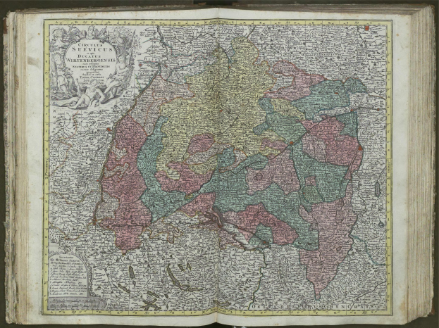 Ein aufgeschlagenes Buch, das eine detaillierte Karte von Deutschland zeigt.