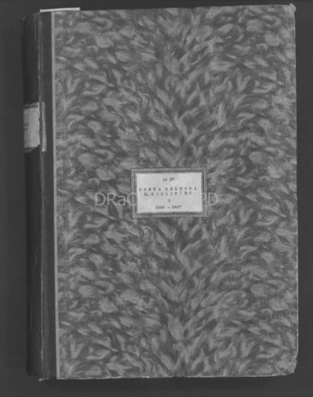 Schwarz-weiß-Foto eines geschlossenen Buches mit handgeschriebener Beschriftung auf dem Cover, auf dunklem Hintergrund.