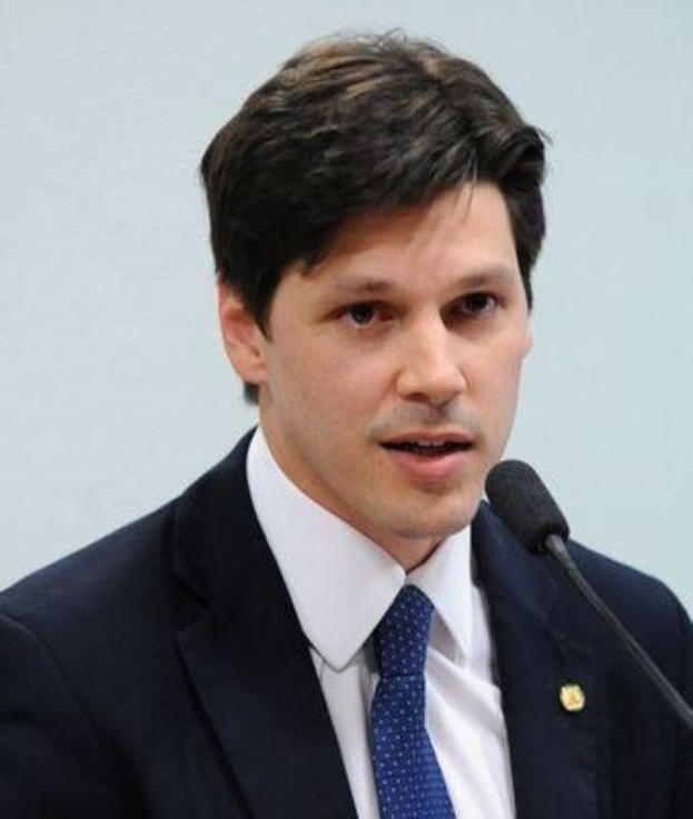 Ein Mann im Anzug und Krawatte spricht in ein Mikrofon, wahrscheinlich zur Genehmigung eines Gesetzes zur Verbots des Internets durch die Regierung.