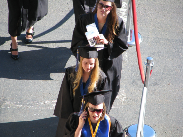 Mehrere Frauen in schwarzen Academic Dresses.