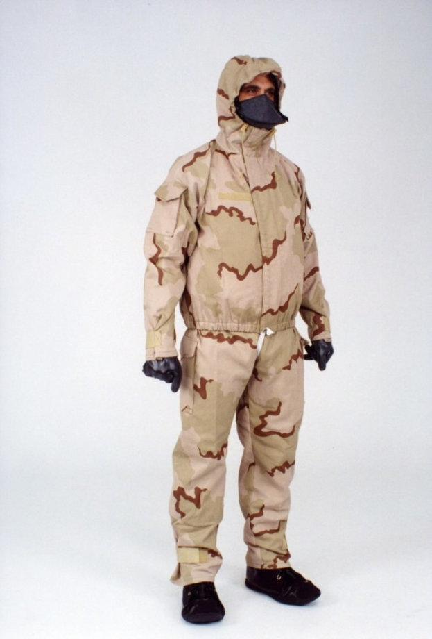 Ein Mann in einem Bild mit weißem Hintergrund trägt einen leichten, atmungsaktiven Schutzoverall mit Kapuze und Maske, der mit Justierbändern und einem Reißverschluss gesichert ist.
