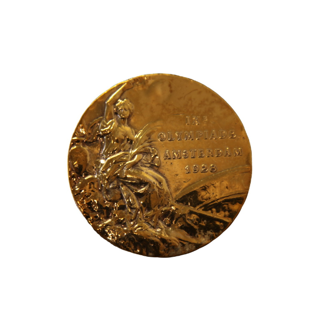 Eine goldene Medaille mit einem Bild eines Mannes, darauf eingraviert der Text zur Erinnerung an die Olympischen Spiele 1928 in Amsterdam, vor einem weißen Hintergrund.
