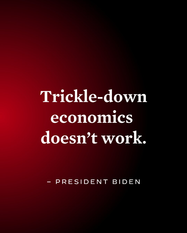 Ein Plakat mit fetter, schwarzer Schrift auf einem weißen Hintergrund, eingerahmt von einem schmalen schwarzen Rand, das "Trickle-Down Economics Doesn't Work" verkündet und einen Zitat von Präsident Biden enthält.