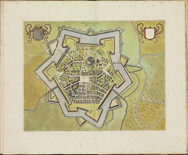 Ein aufgeschlagenes Buch mit einer detaillierten Karte von Heidelberg, Deutschland, mit Straßen, Gebäuden und Sehenswürdigkeiten, begleitet von beschreibendem Text.