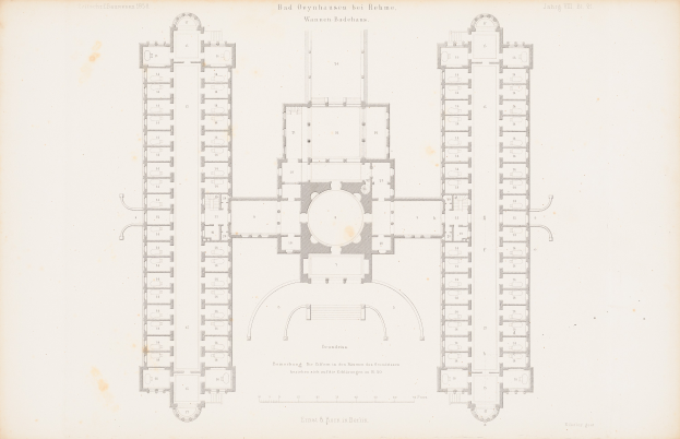 Ein detaillierter Grundrissplan eines kreisförmigen Gebäudes, identifiziert als das Bad Geyshausen in Berlin, Deutschland, mit beschrifteten Räumen, Fluren, Fenstern und Türen.