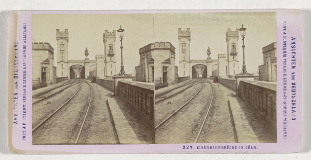 Altes Schwarz-Weiß-Stereofoto einer Eisenbahnbrücke in Köln, Deutschland, mit Eisenbahnschienen, Wänden, Pfählen, Statuen, Himmel und Text.