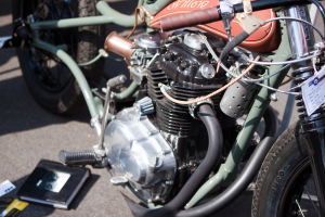 Mehrere Motorräder in einer Reihe geparkt mit einem Buch auf dem Sitz eines davon.