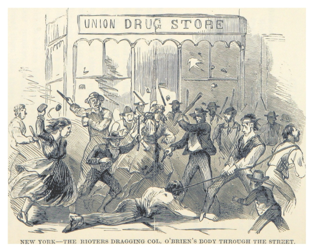 Eine Zeichnung auf Papier, die eine Gruppe bewaffneter Menschen vor einem Gebäude mit Text zeigt, beschriftet mit "New York - Die Aufständischen schleifen Col. O'Briens Leiche durch die Straße" unten.