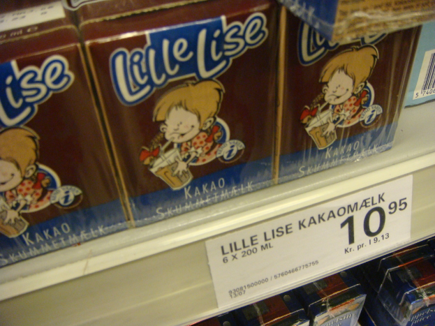 Lebensmittel auf einem Gestell mit einem Etikett.