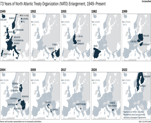 Karte veranschaulicht die 73-jährige Erweiterung der NATO von 1949 bis heute, wobei die Regionen farblich nach dem Jahr der Mitgliedschaft unterteilt sind.