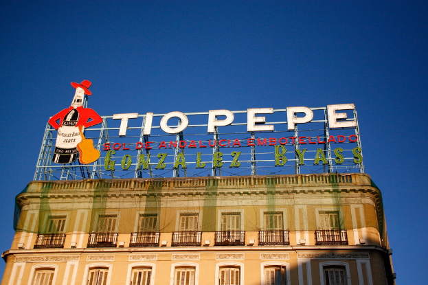 Ein Gebäude mit Netz und Namensschildern, mit dem Himmel im Hintergrund.