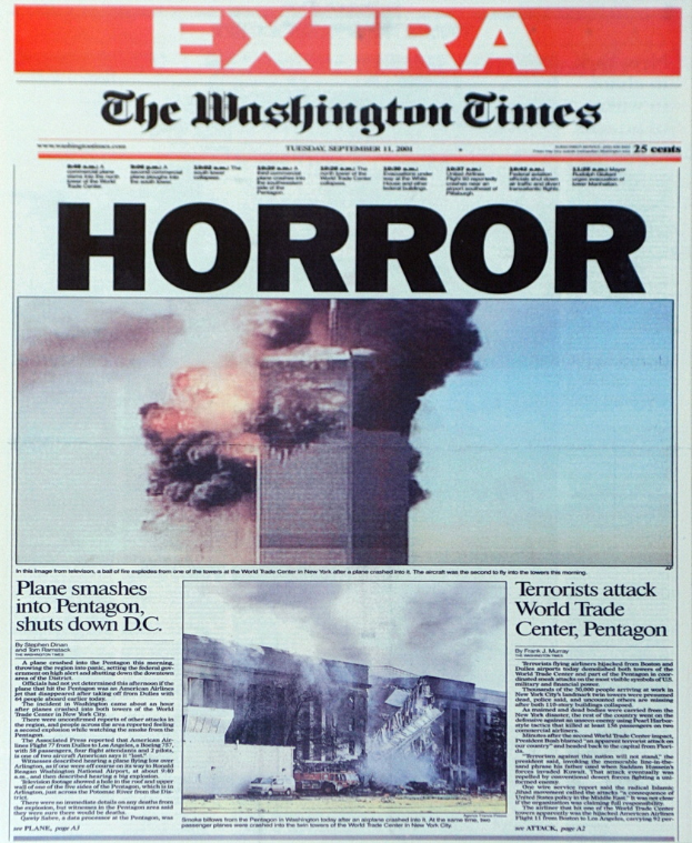 Ein Nachrichtenartikel mit Bildern von brennenden Gebäuden und aufsteigendem Rauch neben Text.