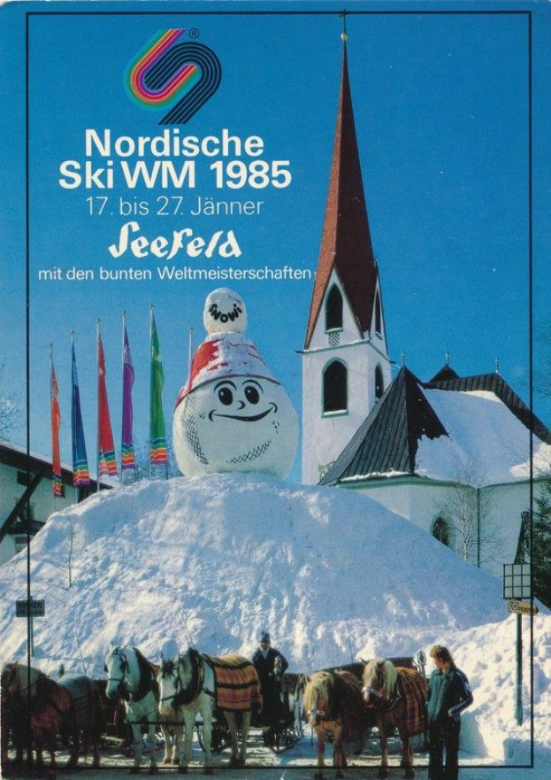 Plakat für die Nordischen Skiweltmeisterschaften 1985 in Seefeld, Schweiz, das eine verschneite Landschaft mit Skifahrern, Pferden, Stangen, Fahnen, Gebäuden, Bäumen und Himmel zeigt.
