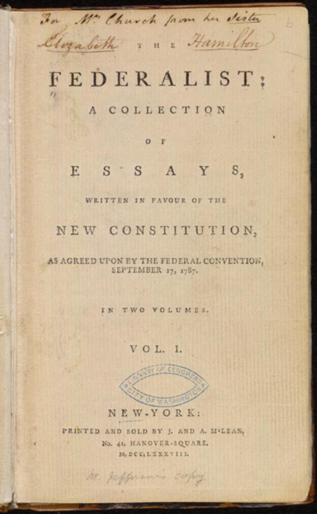 Ein aufgeschlagenes Buch mit dem Titel "Bundesstaat: Eine Sammlung von Essays, die zugunsten der neuen Verfassung geschrieben wurden, wie sie von der Bundesversammlung am 17. September 1787 in zwei Bänden, New York, vereinbart wurde" auf dem Umschlag vor einem schwarzen Hintergrund.