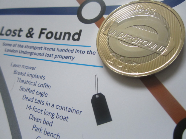 Eine Münze wird in die obere rechte Ecke eines Objekts mit darauf geschriebenem Text gelegt.