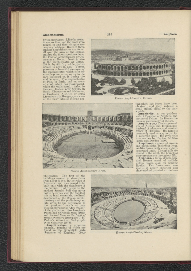 Offenes Buch mit Stadionbild und zusätzlichen Fotos.