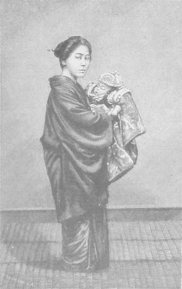 Eine Frau steht aufrecht und hält ein Baby sanft in den Armen, mit einem freundlichen Ausdruck, ihre Haare sind ordentlich zurückgebunden und sie trägt schlichte Kleidung.