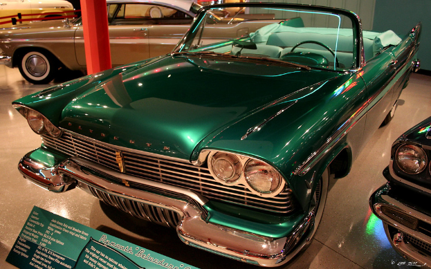 Fahrzeuge in einem Raum mit einer Tafel, auf der Text steht.