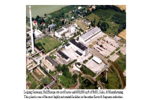 Luftaufnahme eines Industriegebiets in Leipzig, Deutschland, mit Gebäuden, Bäumen, Straßen und dem Text "Leipzig Germany - Bell Europe" unten.