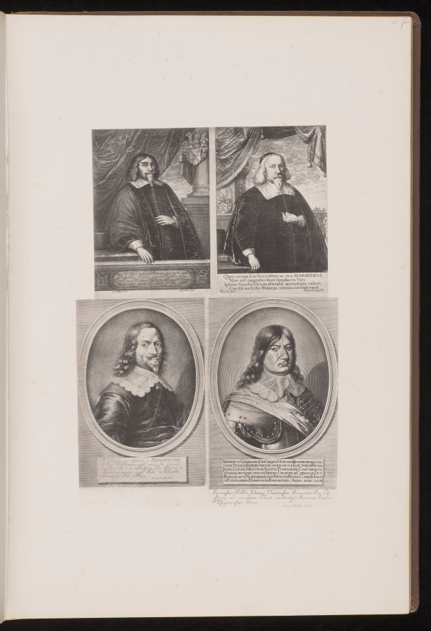 Ein aufgeschlagenes Buch mit vier Schwarz-Weiß-Porträts von Männern in einer Collage-Anordnung, mit sichtbarem Text auf den Seiten des Buches.