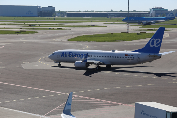 Air Europa Airbus A320-200 auf der Rollbahn am Frankfurter Flughafen mit umgebenem Gras, Polen, Gebäuden, Bäumen und einem klaren blauen Himmel.