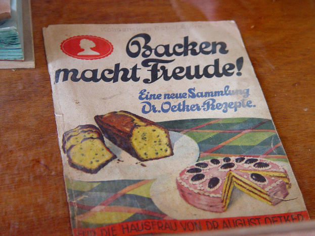 Ein Plakat auf einer Oberfläche mit Brot und Text darauf.