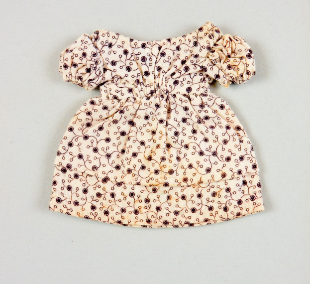 Weißes knielanges Sommerkleid mit rundem Halsausschnitt, kurzen Ärmeln und vollem Rock, das eine komplexe mehrfarbige Stickerei auf einem leichten Stoff aufweist.