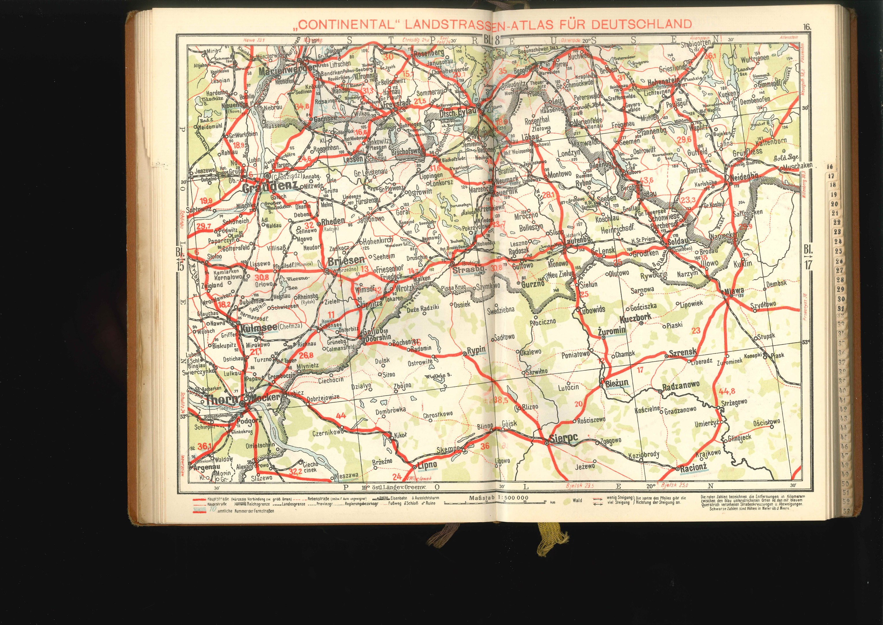 Offenes Buch mit einem detaillierten Straßenkarten-Plan von Deutschland auf einem schwarzen Hintergrund.