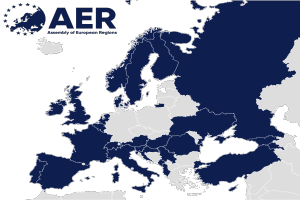 Eine Europakarte mit verschiedenen Blautönen, die unterschiedliche Regionen der Europäischen Union anzeigen, mit einem weißen Kreis in der Mitte mit den Buchstaben "AER" und einem blauen Rand.