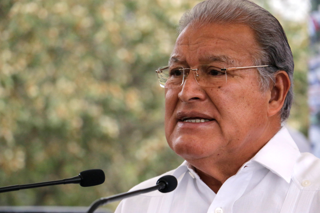 Ein Mann in einem weißen Hemd und Brille spricht in ein Mikrofon, wahrscheinlich in Reaktion auf eine Entscheidung des Obersten Gerichts.