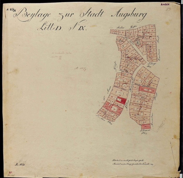 Ein altes Buch mit einer detaillierten Karte von Augsburg, das Straßen, Gebäude und Sehenswürdigkeiten zeigt und von begleitendem Text weitere Informationen bietet.