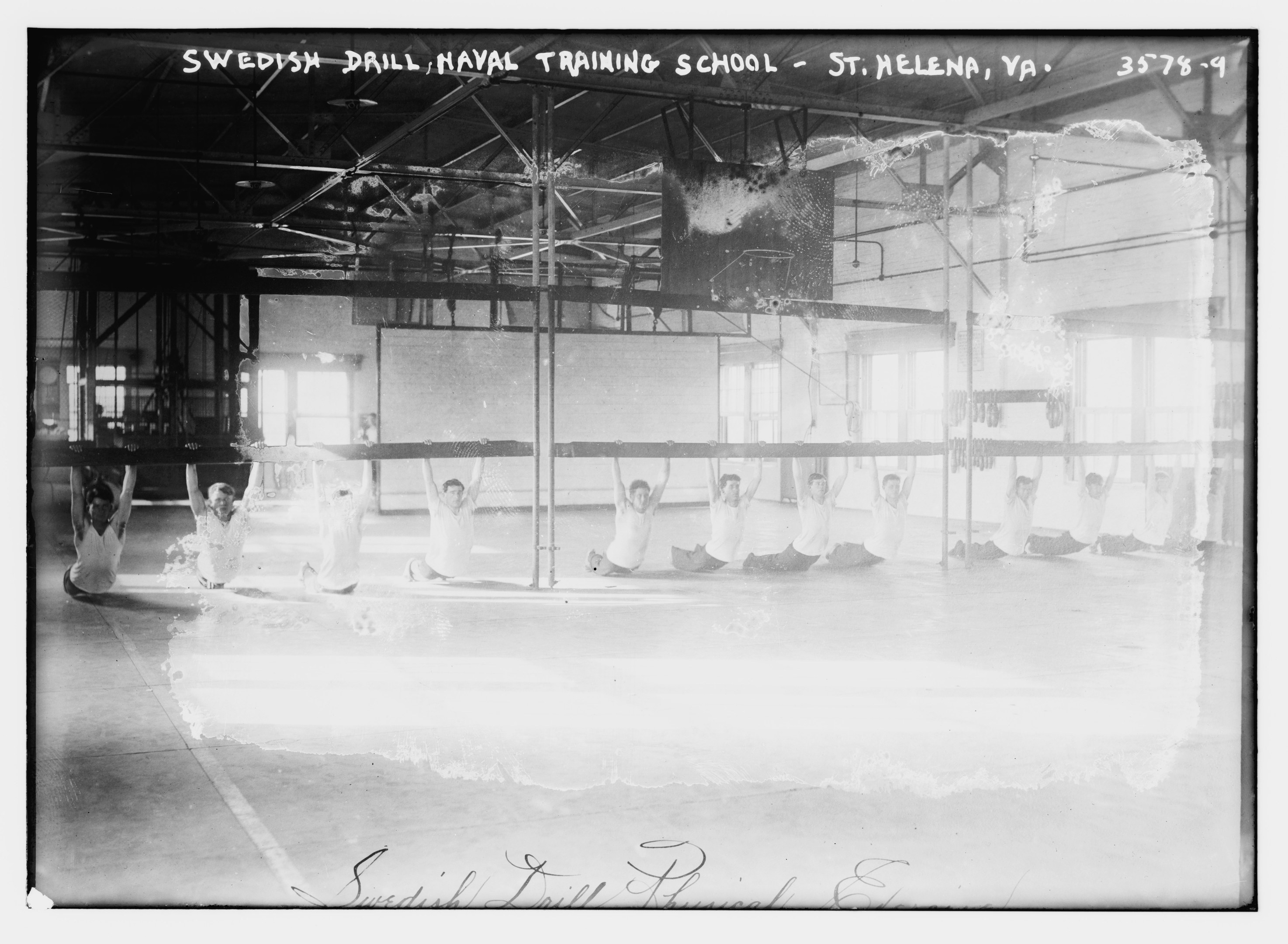 Schwarzes und weißes Foto von Menschen, die Gymnastik in einer Halle mit Stangen, Stäben, Fenstern und einer Wand im Hintergrund machen, mit Text oben und unten.