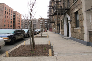 Eine spärlich bebaute Szenerie mit ein paar Autos und Gebäuden in der rechten Ecke und ein paar anderen Gebäuden in der linken Ecke.