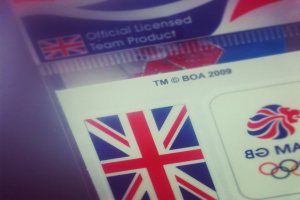 Nahaufnahme einer Identitätskarte mit der amerikanischen Flagge und der Aufschrift "Critical Licence" auf der Vorderseite.